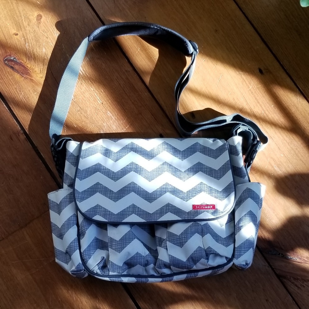 LIKE NEW Hop Skip Diaper Bag black/cream chevron